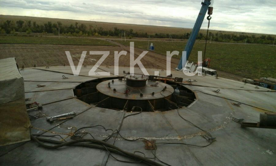 Процесс сварки частей крыши резервуара